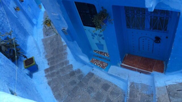 シャウエンは小さい街なので中心地を歩けば大体こういう景色がみれます モロッコ シャウエン