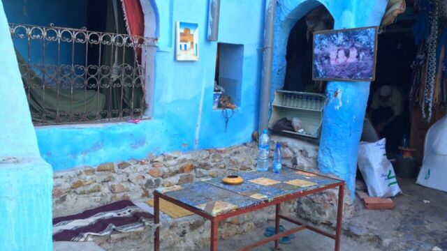 ちょっと裏路地に入ると、現地の人の憩いの場らしき場所。 モロッコ シャウエン