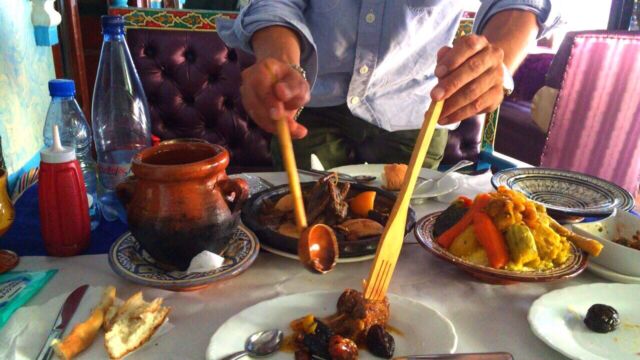 ランチ。名物くださいって言ったら鳩が。チキンみたいな感じだが土臭い。 モロッコ シャウエン