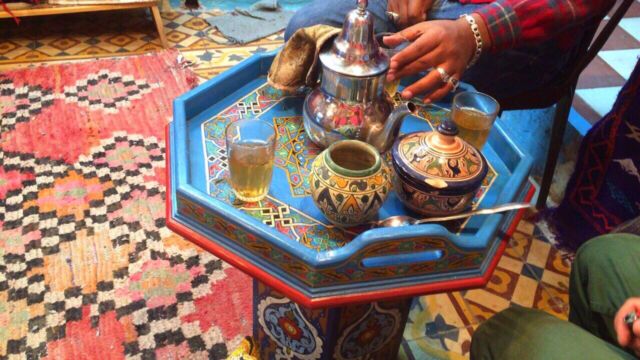 ラグ屋。大概の店でミントティーを出してくれるが、切り上げるタイミングにコツがいるらしい。笑 モロッコ シャウエン