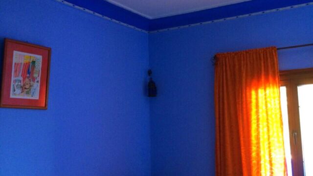 オテルクトゥビアというリヤド。
ブルーの内装が素敵。朝食も手作りで赤一面の可愛い内装。パティオも美味しい! モロッコ シャウエン