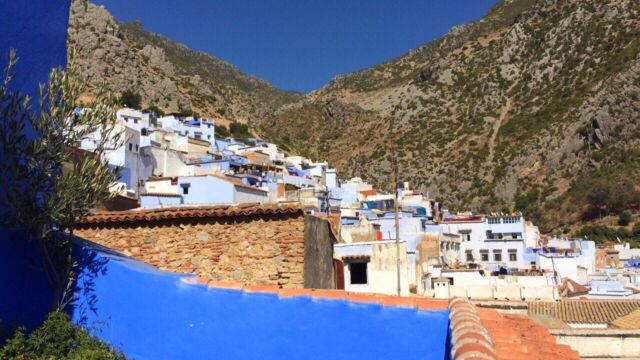 山の上の方のホテル。スーツケース持って歩くのは大変なのでタクシーをオススメ。街並みを一望できます。 モロッコ シャウエン