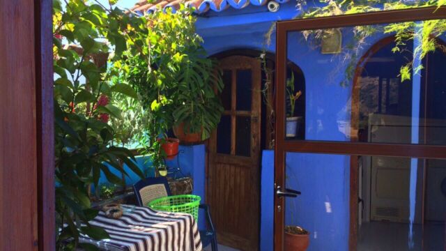 小さいけど可愛いツーフトップテラス。他の客やスタッフとおしゃべり。 モロッコ シャウエン