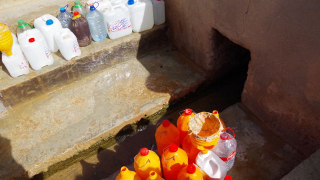 Hassi Labied Village公共水路 地元の人が水を汲みに来る