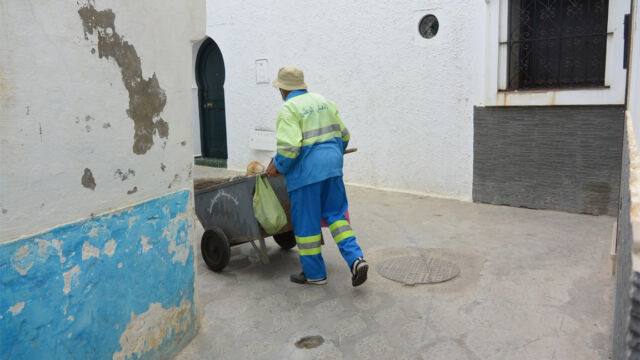 掃除のおじさんが街を綺麗にしてくれています