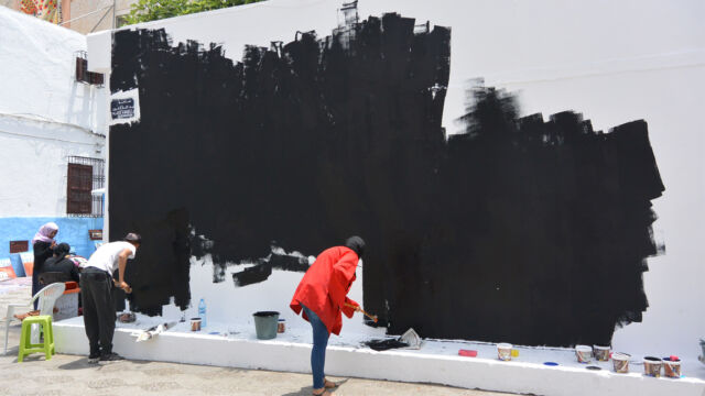 絵の描きかえのお祭り。ちょうど塗り直しているところ(レアです)