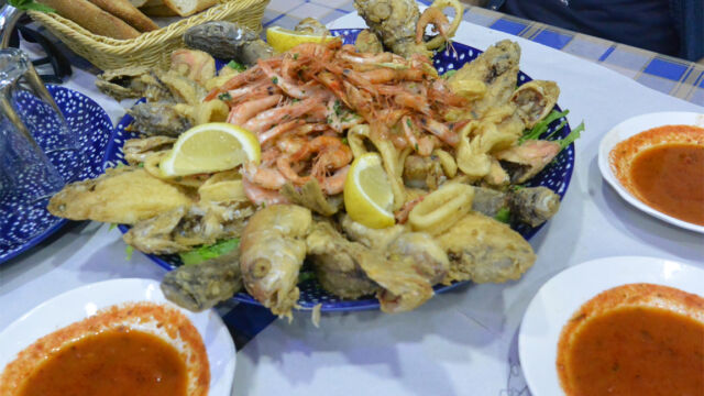 タンジェ在住のモロッコ人に教えてもらった。他のお店よりはとても安くいっぱい食べれる