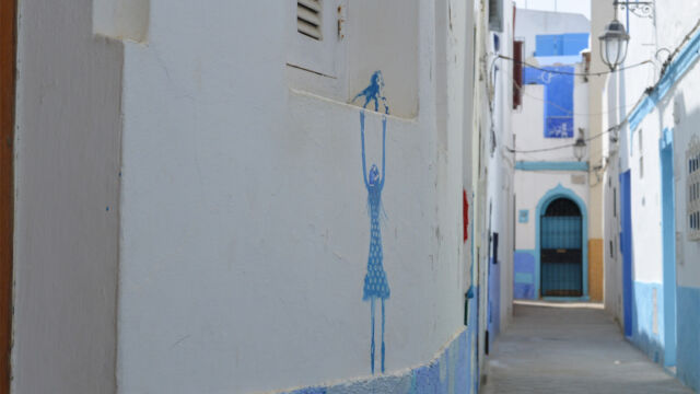 一般住宅の壁に描かれている。角度を変えると・・・色んな工夫がされていてすごい