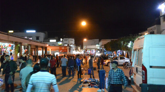 夜歩いても結構平気。子供達もみんな遊んでいる